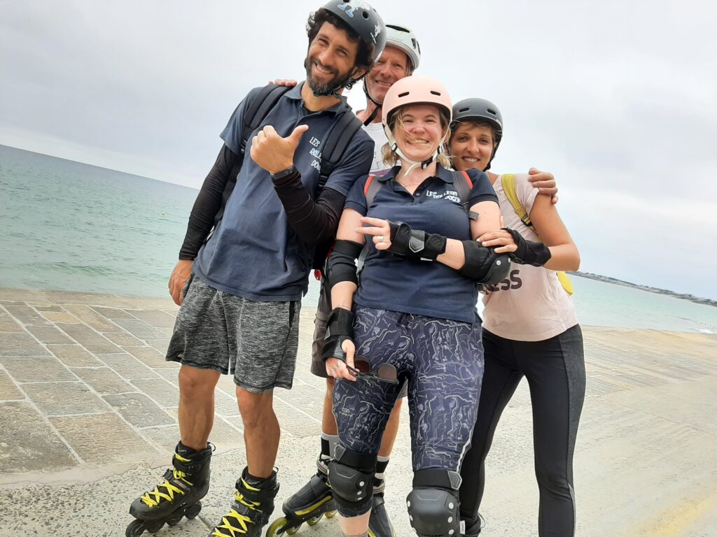 Quatre personnes souriantes lors d'une Rollers Randonnées au bord de mer à Saint Malo