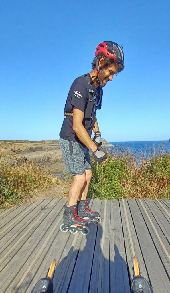 Julien pris en photo lors d'une randonnées sur fond de ciel et mer