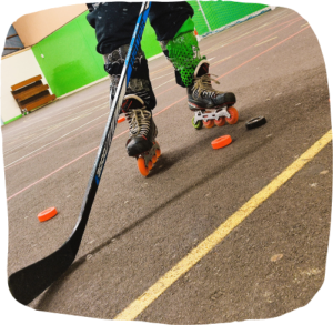 Rollers Hockey sur bitume avec sa crosse, Association Rollers Dogues à Saint Malo