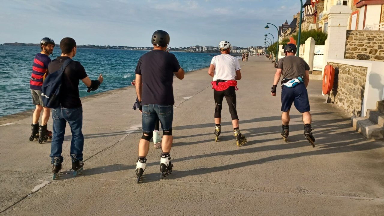 Groupe de 5 personnes en Rollers Randonnées sur la digue de Saint Malo