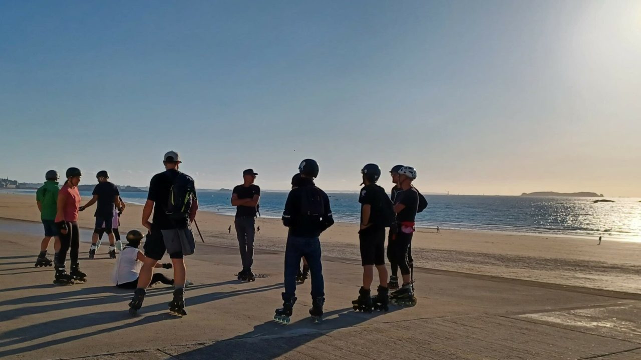 Photo de groupe de Rollers Randonnées devant un soleil couchant à Saint Malo