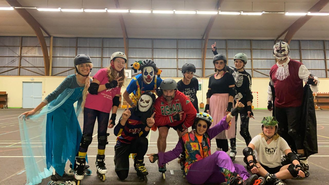 Photo de groupe déguisé pour Halloween, des Rollers Dogues de Saint Malo