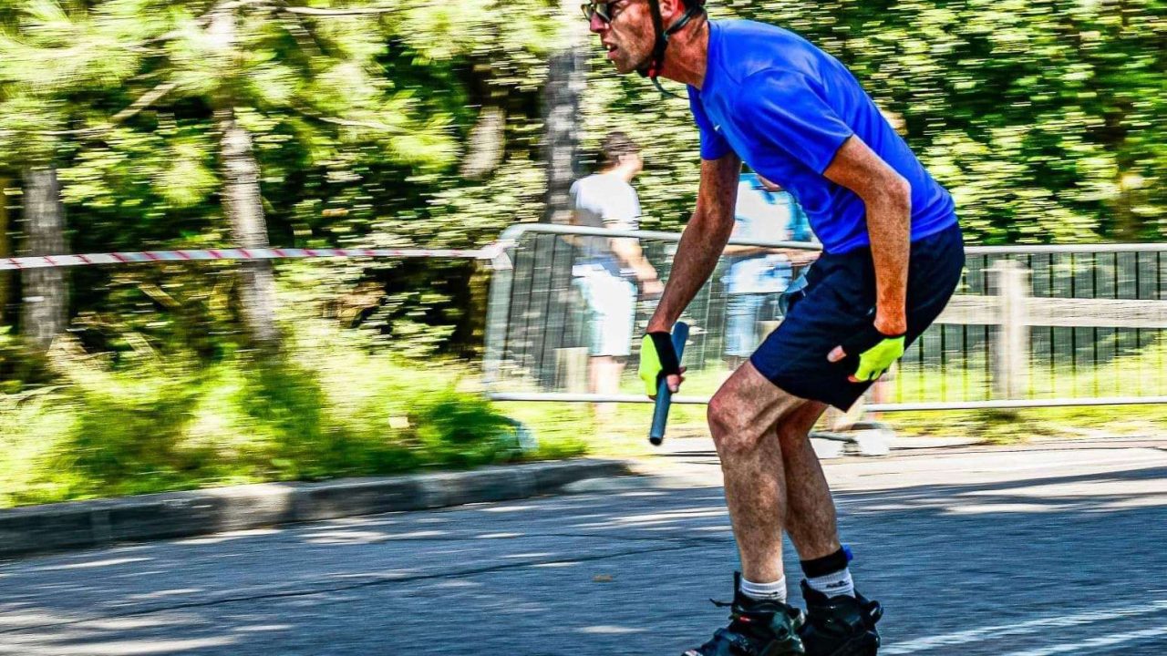Photo d'adhérant en pleine vitesse, concentré, relais a la main
